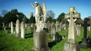 Article : Actes de Vandalisme dans les cimetières catholiques : le forum civil condamne